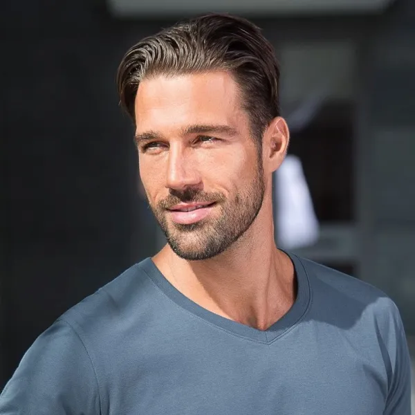 Eng anliegendes Herren-T-Shirt - V-Ausschnitt