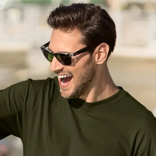 Das klassische T-Shirt der Männer - Klassischer Rundhalsausschnitt