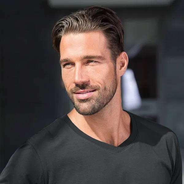 Eng anliegendes Herren-T-Shirt - V-Ausschnitt