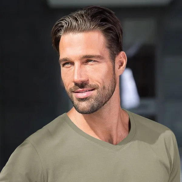 Eng anliegendes Herren-T-Shirt - V-Ausschnitt