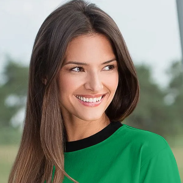 T-Shirt mit zwei Farben - Kontrastierender Rundhalsausschnitt