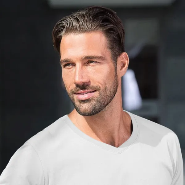 Eng anliegendes Herren-T-Shirt - V-Ausschnitt