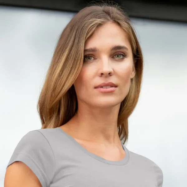 Exklusives Damen T-Shirt - Tiefer Rundhalsausschnitt